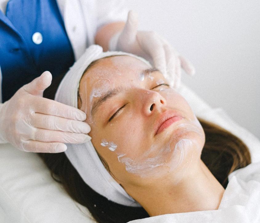 Limpieza facial profunda, incluye vapor de ozono, desincrustación de comedones y alta frecuencia