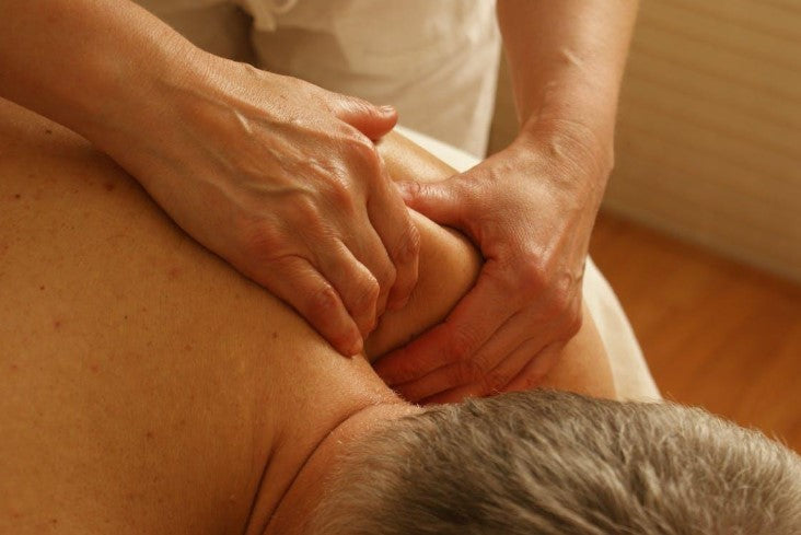 Beneficios de los masajes descontracturantes en Santiago